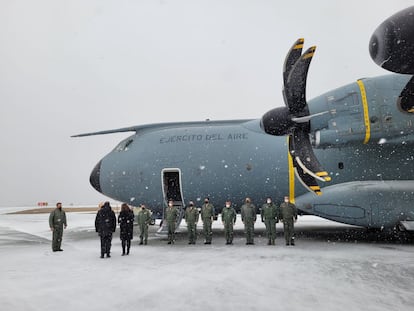 A400 español en la pista de aterrizaje del aeropuerto de San Juan de Terranova (Canadá) este domingo.