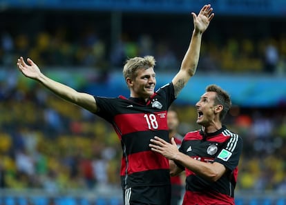 Toni Kroos comemora o terceiro gol junto a Miroslav Klose.