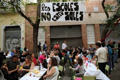Familias festejan en el colegio Josep Maria Jujol de Barcelona un día antes del referéndum independentista catalán.