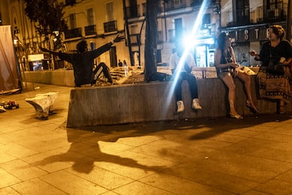 
Ambiente de madrugada en la plaza de Tirso de Molina. 
