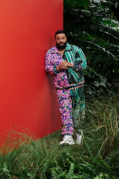 La buganvilla, una de las flores más habituales en Miami, es también el estampado elegido por DJ Khaled para su colaboración con Dolce&Gabbana, a la venta el 15 de marzo de 2021.