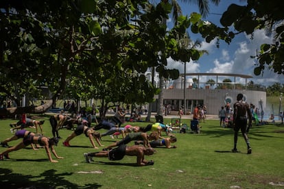 Un bootcamp/entrenamiento llamado CoreT4 HIIT Sweat Sesh un domingo por la mañana en South Pointe, South Beach.