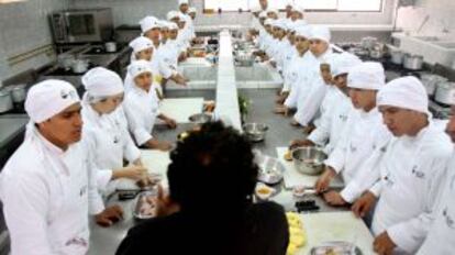 Gastón Acurio, en la escuela de cocina que fundó en Pachacutec como alternativa para jóvenes sin recursos.