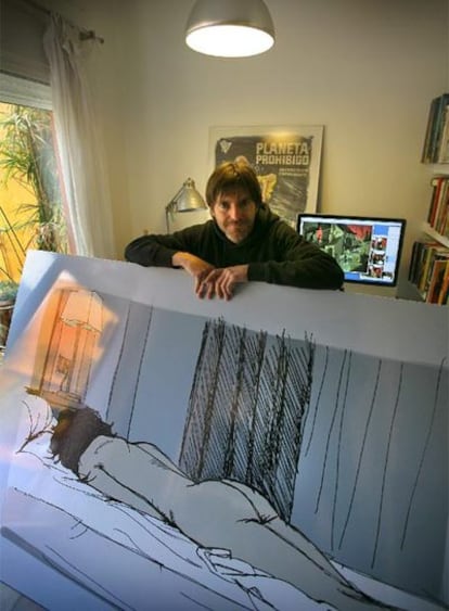 El dibujante Paco Roca, premio Nacional del Cómic 2008, en su casa de Valencia.