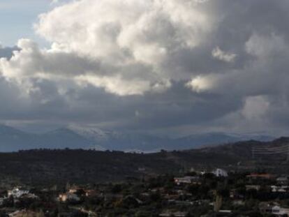 Formación de nubes sobre la sierra de Guadarrama, el pasado sábado.