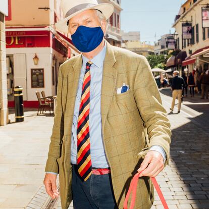 Main Street, la Calle Real, es el corazón de Gibraltar, plagado de comercios y cotilleo. Jonathan Dawson, un residente gibraltareño, periodista jubilado, pasea a diario a su perro por aquí.