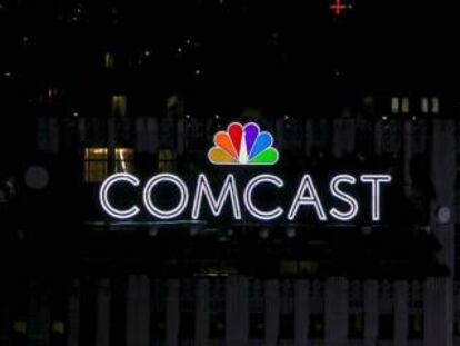 Logotipos de Comcast y NBC, una de sus marcas, en Nueva York.