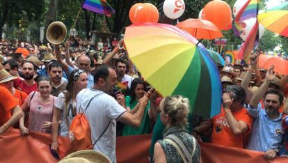 Miembros de Ciudadanos se protegen con un paragüas durante la manifestación del Orgullo 2019 de Madrid.