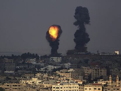 Um bombardeio, nesta terça-feira, em Gaza. / M. Saber (Efe)