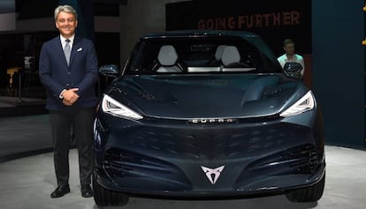 Luca de Meo junto al proyecto del Cupra Tavascan, en el Salón de Fráncfort.