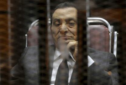 El expresidente egipcio Hosni Mubarak fue condenado a tres años de cárcel por apropiación indebida de fondos públicos, en un caso relacionado con el presupuesto de los palacios presidenciales. El Tribunal Penal de El Cairo sentenció también a los hijos del exmandatario, Alaa y Gamal, a cuatro años de prisión por los mismos cargos, en un fallo que es apelable.