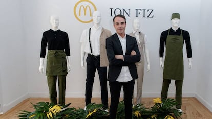 El diseñador Ion Fiz, frente a sus diseños para los empleador de McDonald's.