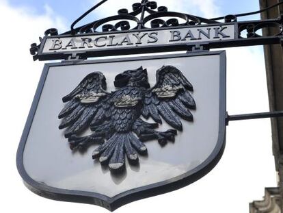 Vista de un cartel de Barclays Bank en el exterior de una de sus sucursales en Londres.