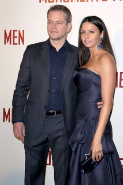 Matt Damon y su mujer Luciana Barroso en el estreno de 'The Monuments Men' en parís.