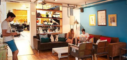 Dos de las salas del espacio de 'coworking' La Maquinita, en Buenos Aires