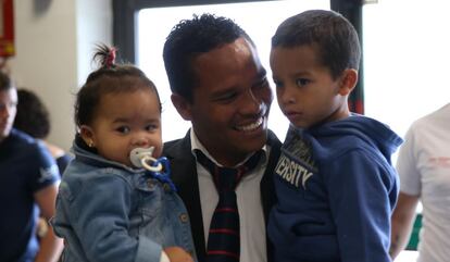 El colombiano Carlos Bacca en el aeropuerto de Turín