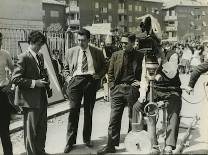 Pier Paolo Pasolini (con gafas, el segundo por la derecha), en un rodaje. El italiano dirigió 26 películas en su carrera. Destacan cintas como 'Mamma Roma' (1962); 'El evangelio según San Mateo' (1964); 'Teorema' (1967); 'El Decamerón' (1971) o 'Saló o los 120 días de Sodoma' (1975).