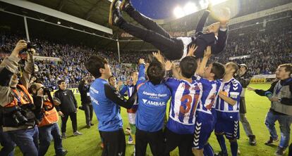 Los jugadores del Alav&eacute;s celebran su ascenso a 2&ordf; divisi&oacute;n.