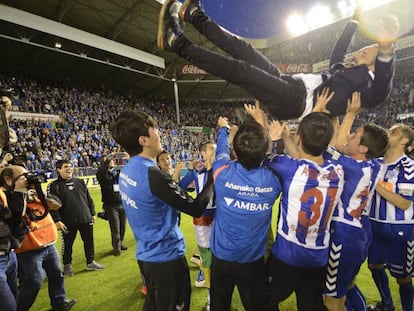 Los jugadores del Alav&eacute;s celebran su ascenso a 2&ordf; divisi&oacute;n.