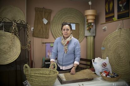 Esperanza Jiménez, de 55 años, es propietaria de un comercio de espartería y cestería en Sevilla. Lleva más de 15 años como autónoma por lo que no hará huelga debido a que tiene que atender su negocio. "Lo primero es trabajar, la desigualdad entre hombres y mujeres debe arreglarse de otra forma", asegura.