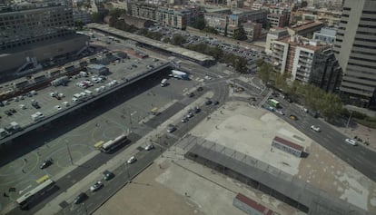 La plaça dels Països Catalans té un disseny que fa difícil travessar els carrers que l'envolten i accedir-hi
