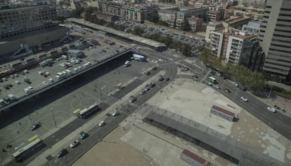 La pla&ccedil;a dels Pa&iuml;sos Catalans t&eacute; un disseny que fa dif&iacute;cil travessar els carrers que l&#039;envolten i accedir-hi