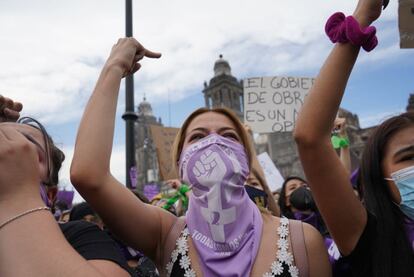 Mujeres gritan consignas en la parte central del Zócalo.