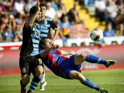 Amat comete penalti sobre Rubén Suárez.