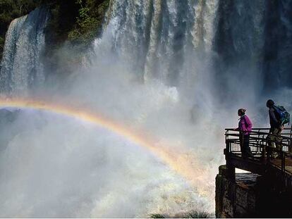 Las cataratas de Iguazú (en la foto, el salto de Bossetti), en la frontera argentina con Brasil y Paraguay, suelen incluirse en los circuitos por Argentina, uno de los países favoritos de los lectores de <i>El Viajero.</i>