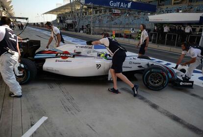 Técnicos de Williams empujan el coche de Felipe Massa en los boxes durante la tercera sesión de entrenamientos de la Fórmula 1 del Gran Premio de Bahrein en el circuito de Sakhir de Bahrein en Manama.