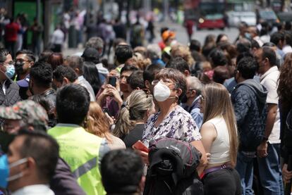 Una mujer mira el movimiento de árboles y edificios durante el temblor de magnitud 7,7, en el centro de Ciudad de México.