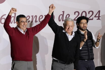 Sergio Salomón y López Obrador durante un evento de los Programas para el Bienestar, en Tepeaca (Puebla) en enero de 2023.