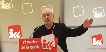 El coordinador de IU, Cayo Lara, este lunes en rueda de prensa.