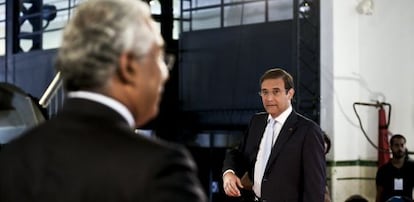 El primer ministro y candidato, Pedro Passos Coelho (d), observa al candidato socialista Antonio Costa (i), antes de un debate.
