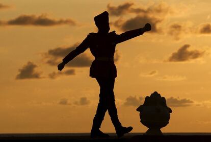 Un soldado marcha en el Galle Face Green, en Colombo, Sri Lanka.