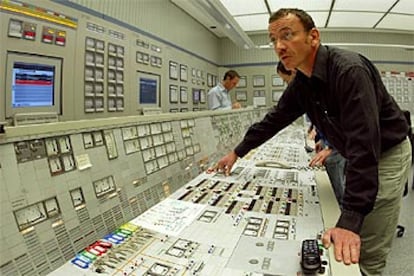 El ingeniero Frank Hennig aprieta el botón para apagar el reactor de la planta de Stade, al norte del país.