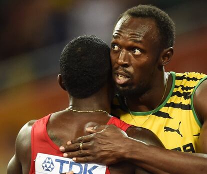 Justin Gatlin saluda a  Usain Bolt al finalizar la carrera
