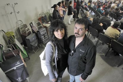 Carmen Monsalve y Sergio Martín, pareja de Torrejón de Ardoz (Madrid), tres hijas y en paro.