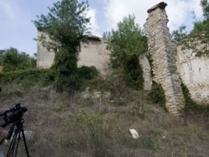 Uma equipe de televisão russa grava uma matéria em Esblada, um povoado de Tarragona que está à venda.