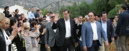 Mariano Rajoy antes de su intervenci&oacute;n en un acto con simpatizantes y votantes en Finestrat (Alicante).