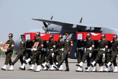 Soldados turcos portan los féretros, ayer en una base de Van, de dos militares muertos el jueves en un ataque de guerrilleros kurdos.