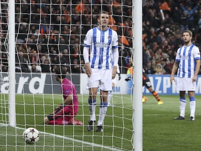 Claudio Bravo e Iñigo Martínez, tras uno de los goles del Shakthar.