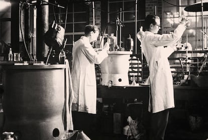 T&eacute;cnicos refinando penicilina en un laboratorio de Reino Unido en 1943.