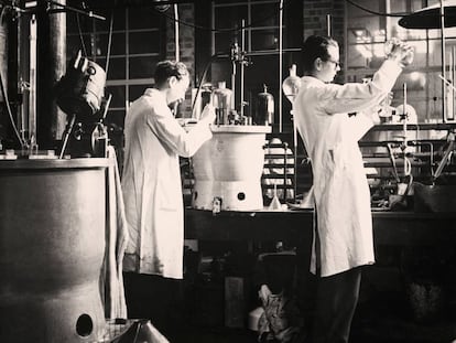 T&eacute;cnicos refinando penicilina en un laboratorio de Reino Unido en 1943.