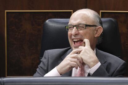 Dijo el ministro de Hacienda que el plan del Ejecutivo para pagar las facturas pendientes de las administraciones permitirá en la práctica sostener 100.000 empleos. Tal vez de ahí esta sonrisa.