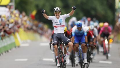 Tadej Pogacar cruza la línea de meta en primera posición en la sexta etapa del Tour de Francia 2022.