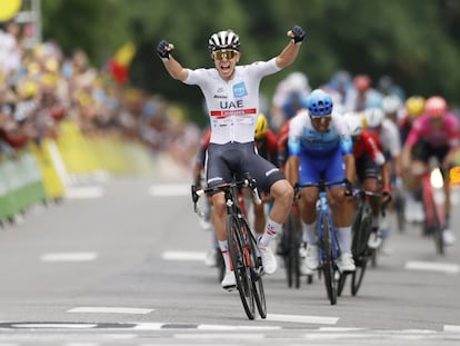 Tadej Pogacar cruza la línea de meta en primera posición en la sexta etapa del Tour de Francia 2022.
