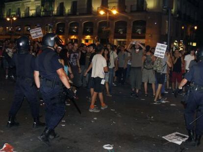 Policías durante una carga el pasado día 17 en la Puerta del Sol, en Madrid.