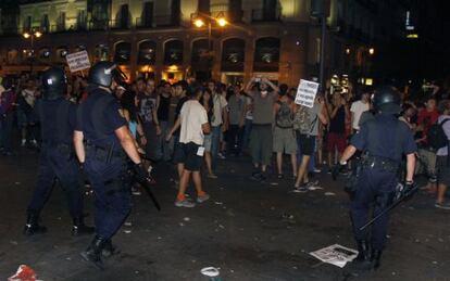 Policías durante una carga el pasado día 17 en la Puerta del Sol, en Madrid.