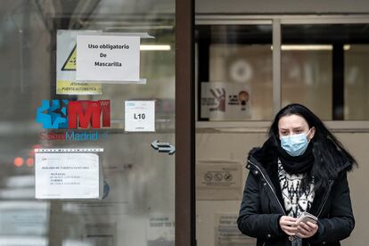 Una mujer sale con mascarilla del centro de salud de Guzmán El Bueno, el pasado 10 de enero.